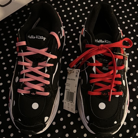 Women’s size 6 US Adidas x Hello Kitty sneakers - Picture 2 of 6